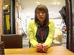 05H3023-A female employee who treats premature ejaculation pussy with a remote vibrator