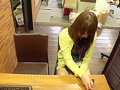 05H3023-A female employee who treats premature ejaculation pussy with a remote vibrator