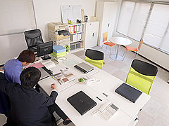 大好きだった幼馴染が同僚にハメ倒されて専用便器に!98430566