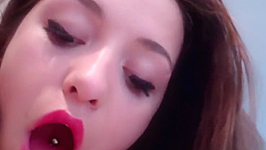 Amateur Girlfriend Masturbates In The Kitchen