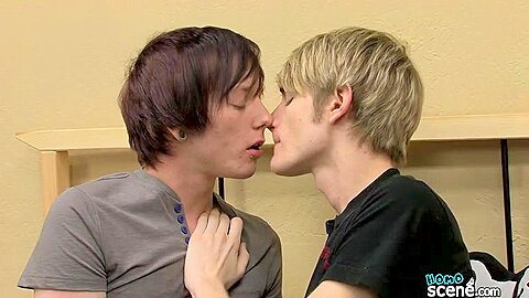 American Emo Preston Fucks Brit Twink Sean! - Preston Andrews & Sean Taylor