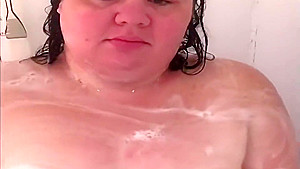 BBW takes a bath and masturbates