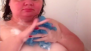 BBW takes a bath and masturbates