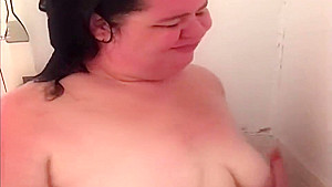 BBW takes a bath and masturbates