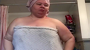 BBW takes a bath and masturbates