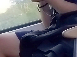 Beine zum Anbeissen in der Bahn