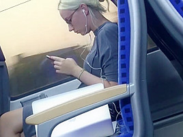 Beine zum Anbeissen in der Bahn