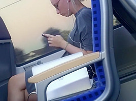 Beine zum Anbeissen in der Bahn