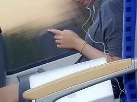 Beine zum Anbeissen in der Bahn