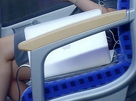 Beine zum Anbeissen in der Bahn