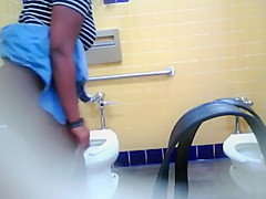 Bootylicious black MILF pees in a restroom