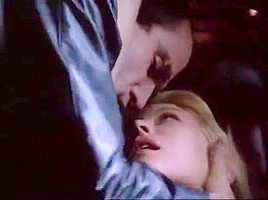 Deborah Kara Unger desnuda en Crash