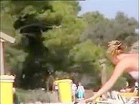 Deux copines topless simulent de baiser sur la plage