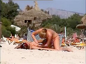 Deux copines topless simulent de baiser sur la plage