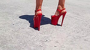 FEET IN NYLON    FEET IN HIGH HEELS