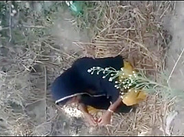 Fucking neighbour bhabhi in the open field