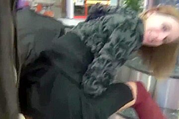 Gewagter public anal fick im einkaufszentrum
