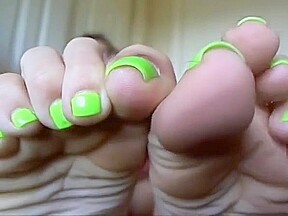 Green toes and sexy feet
