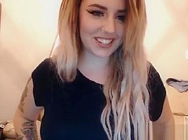 Hottie Blonde Babe Masturbate Her Tight Pussy