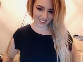 Hottie Blonde Babe Masturbate Her Tight Pussy