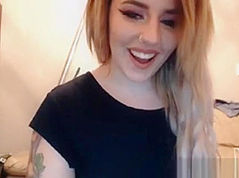 Hottie Blonde Babe Masturbate Her Tight Pussy