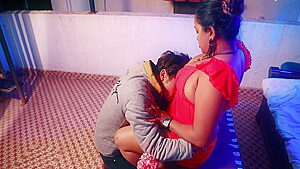 Indian Desi Stepmom Apne Se Chudwati Hai
