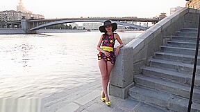 Jeny Smith shows her naked body in public