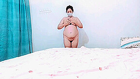 Khobsorat Aunty Apni Chutt Main Kia Daal Rahi Hai - Big Naturals