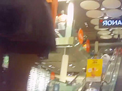 Laetitia 17 Sans culotte au centre commercial