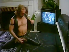 Leather wearing tough guy jacks off - Altomar