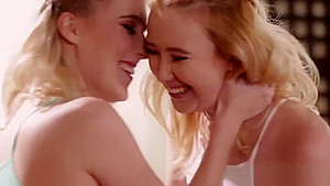 Lesbian threesome lick squirting session