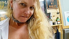 Mature Daizy Layne Fuckng and Spanking Her Pussy Until She Squirts!