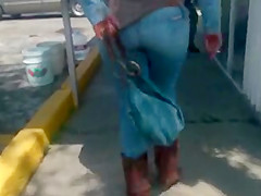 Nalgona en jeans