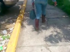 Nalgona en jeans