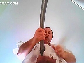 Passer la balayeuse en petite tenue