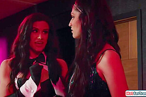Penney Play, Zariah Aura And Big T In Busty Magician Makes Shemales Dick Hard
