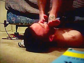 Real amateur foot smelling