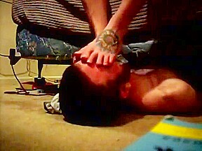 Real amateur foot smelling