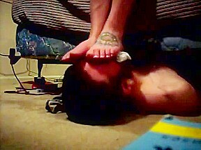 Real amateur foot smelling