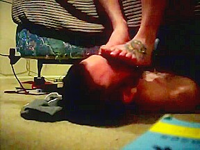 Real amateur foot smelling