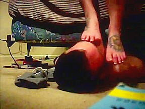 Real amateur foot smelling