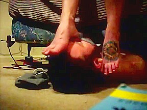 Real amateur foot smelling