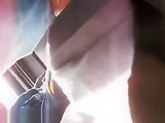Rica chica de secundaria con uniforme se deja levantar la falda para ver su enorme culo
