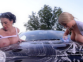 Soapy and Seductive - PornWorld