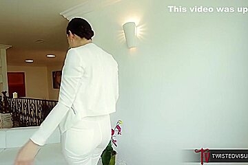Sovereign Offers Venus Her Plump Pussy With Sovereign Syre And Venus Lux