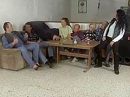 Spanner MILF wird geil und schiebt sich Mohre rein
