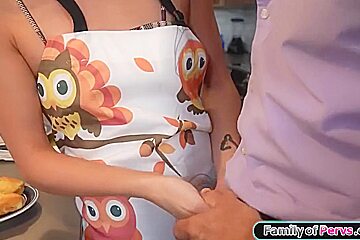 Stepdaughter Seduces Stepdad To Scam Him And Gets Oral Sex - Filthy Rich And Evelyn Payne