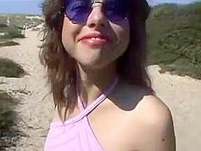 Type trompe sa femme en baisant une naturiste sur une plage