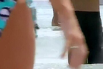 Une meuf apprécie de montrer ses gros seins moelleux à la mer