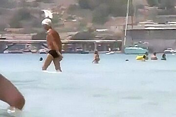 Une meuf apprécie de montrer ses gros seins moelleux à la mer